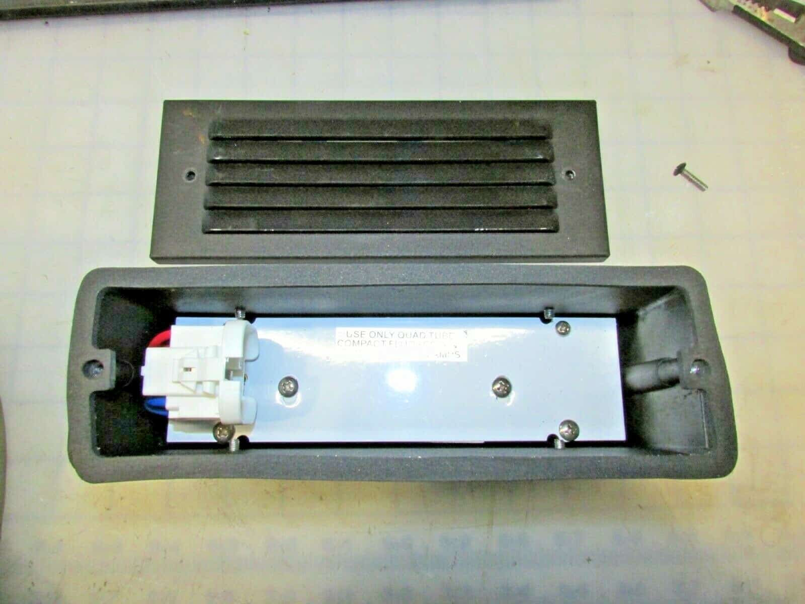 Horizontal Indoor/Outdoor Aluminum Louvered CFL Step Light